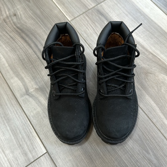 SOLD——-TODDLER BLACK TIMBERLAND BOOTS - Picture 2 of 5